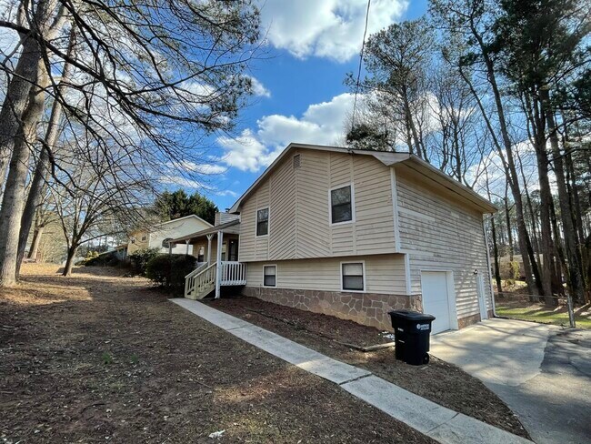 Building Photo - 2651 Whitehaven Dr SW