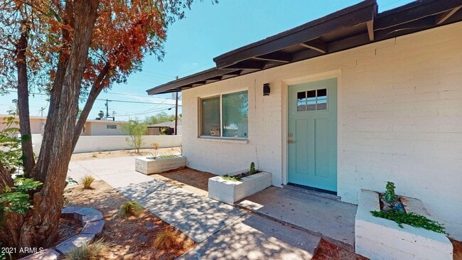 Building Photo - 3942 E Earll Dr