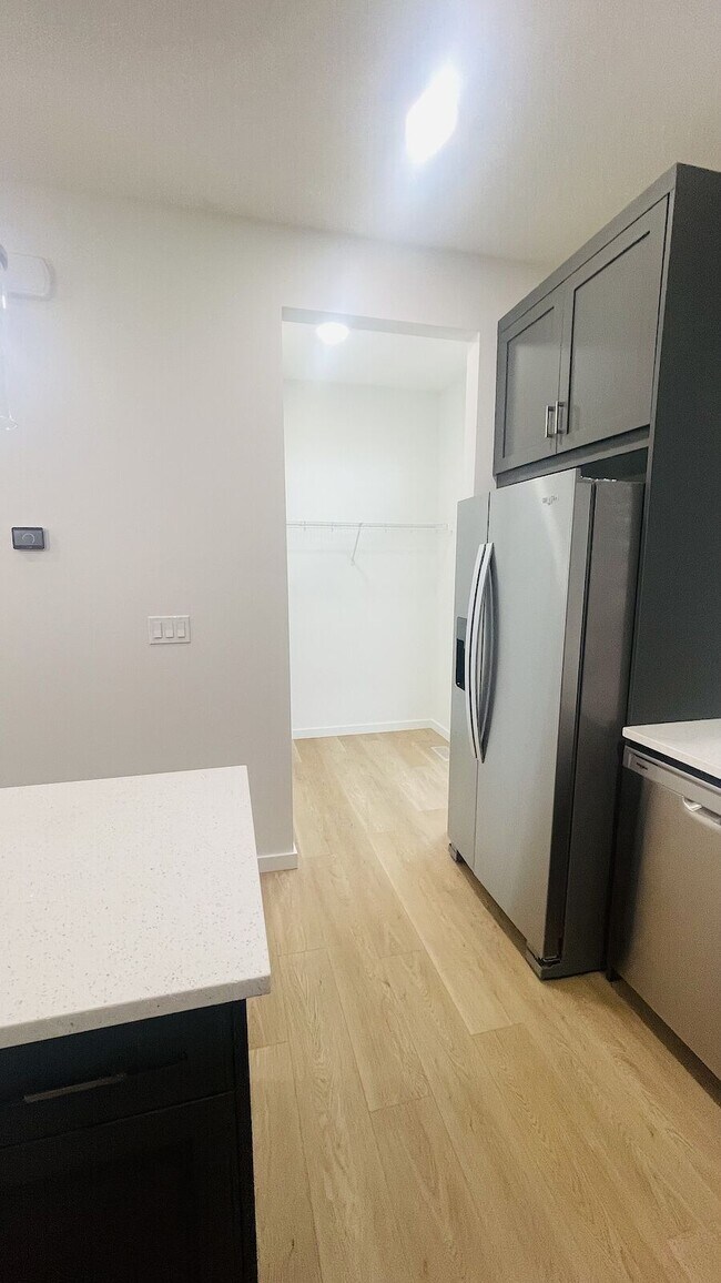 Photo du bâtiment - COZY AND BEAUTIFUL 3 BDRM+ DEN AND 2.5 BAT...