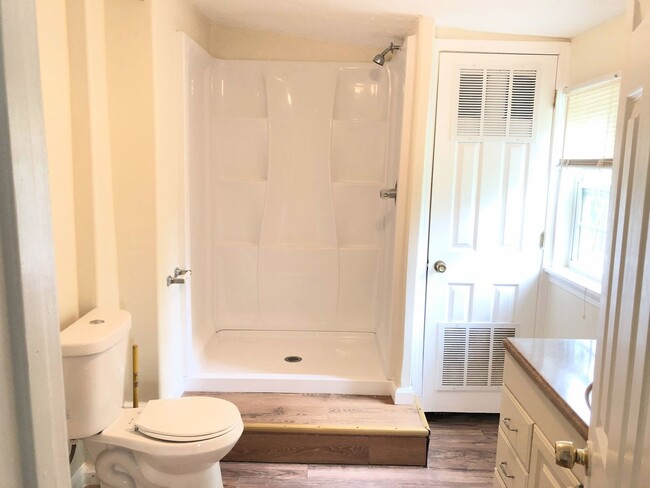 Building Photo - 3 bed, 1 bath Home