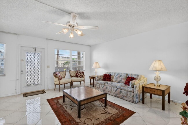 Building Photo - 2035 Ainslie C