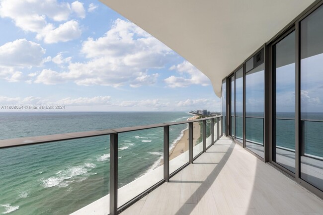 Foto del edificio - 15701 Collins Ave