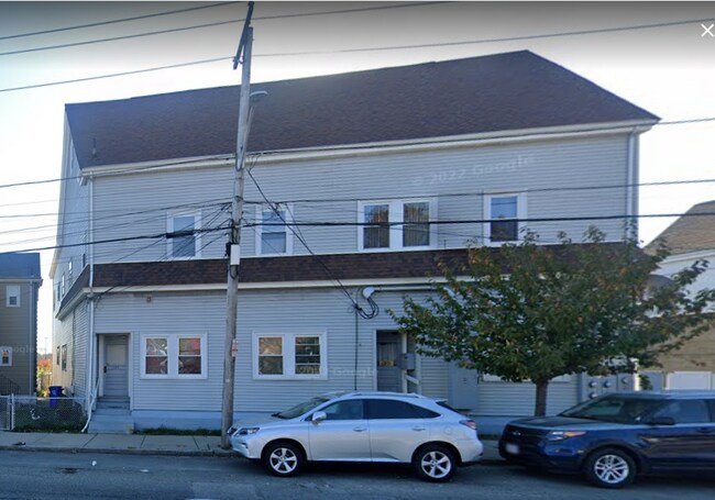 Building Photo - 493 Lynn St