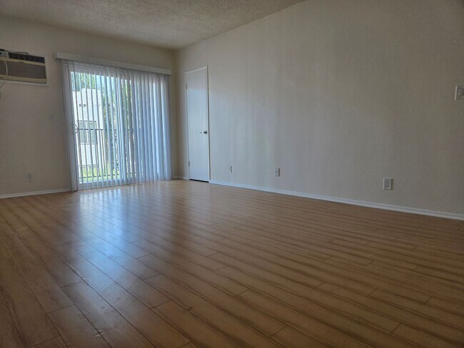 Foto del edificio - 8206 Romaine St