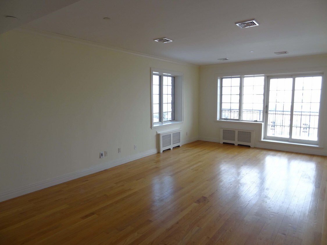 Living Room - 155 Bay St