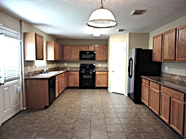 Building Photo - 18227 Thicket Grove Rd