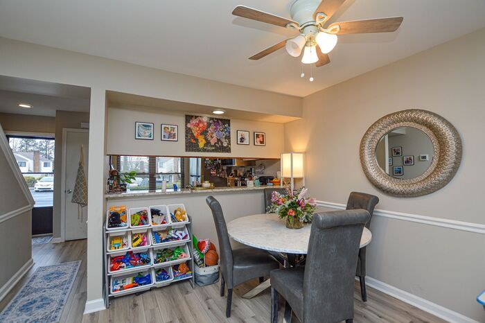 Foto del edificio - Carmel Crossing Road offers amazing townhome!