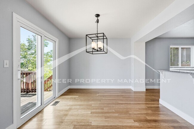 Foto del edificio - 333 Sanders Cir