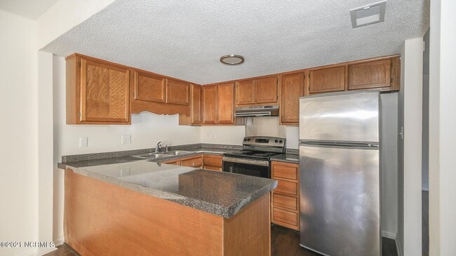 Foto del edificio - Townhouse close to Western Blvd and BASE!