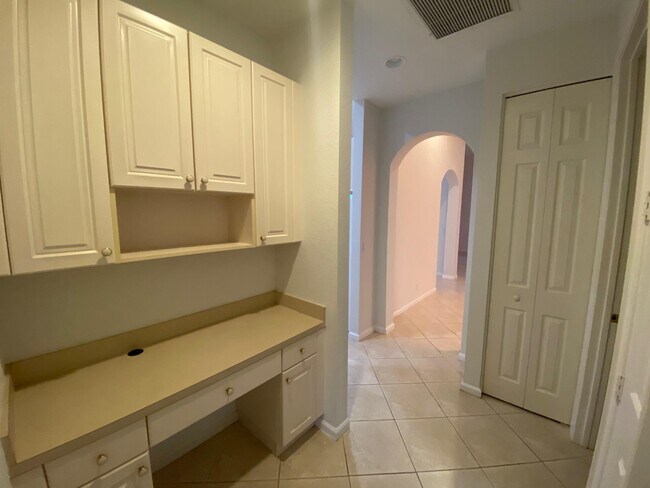 Building Photo - 4532 SW La Paloma Dr