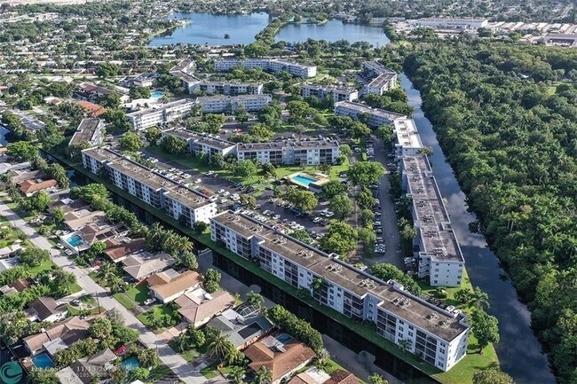 Foto del edificio - 114 Royal Park Dr