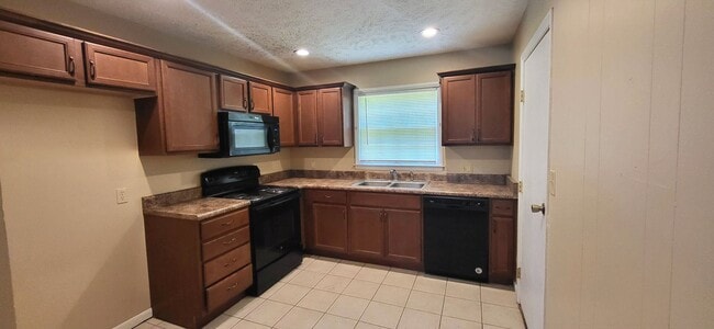 Building Photo - 3 Bedroom Home $1095! 2 Living Areas! Sout...