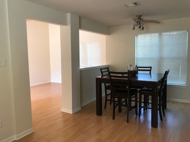 Building Photo - Bryan -3 bedroom /2.5 Bath / 2 car garage ...