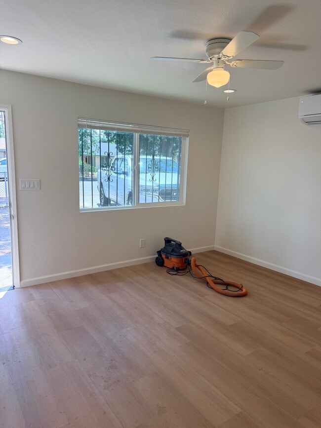 Building Photo - 824 W Valencia Ave