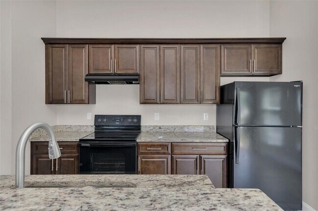 Building Photo - 2044 Hillview Cir