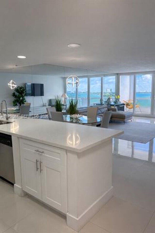 Foto del edificio - 1717 N Bayshore Dr