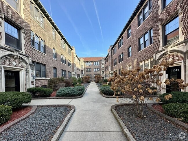 Building Photo - 1316 Oak Ave