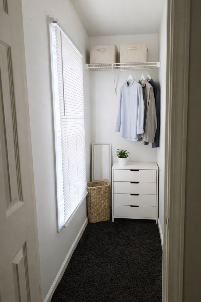 Foto del edificio - THE ESTHER Private Room + Private Bath • No Deposit • Utilities Included • 14 Min to Center City