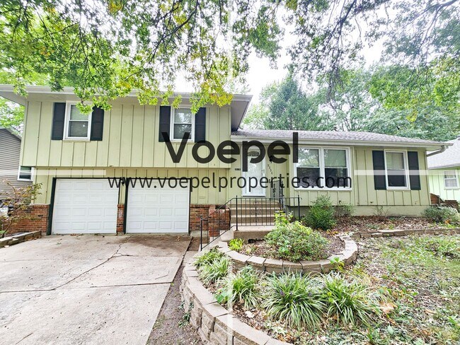 Building Photo - AVAILABLE NOW with MOVE IN SPECIAL! Overla...