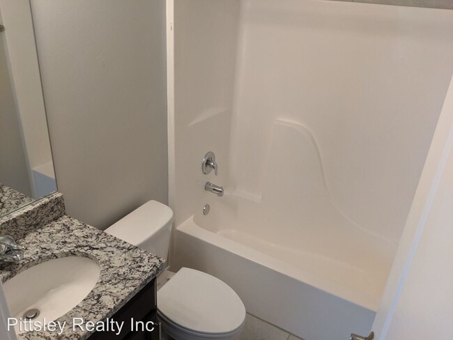 Building Photo - 3 br, 2.5 bath Apartment - 1044 Regent Drive