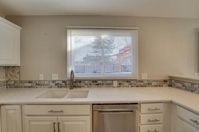 Building Photo - Beautiful 4 bed, 3.5 bath Home in Fort Collins Dakota Ridge Neighborhood