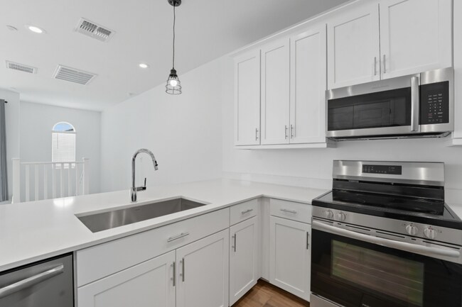 Foto del edificio - Like Brand New Luxurious Modern 3 Bedroom 2 Bath Townhome in Warner Meadow – Rare Rental Opportun...