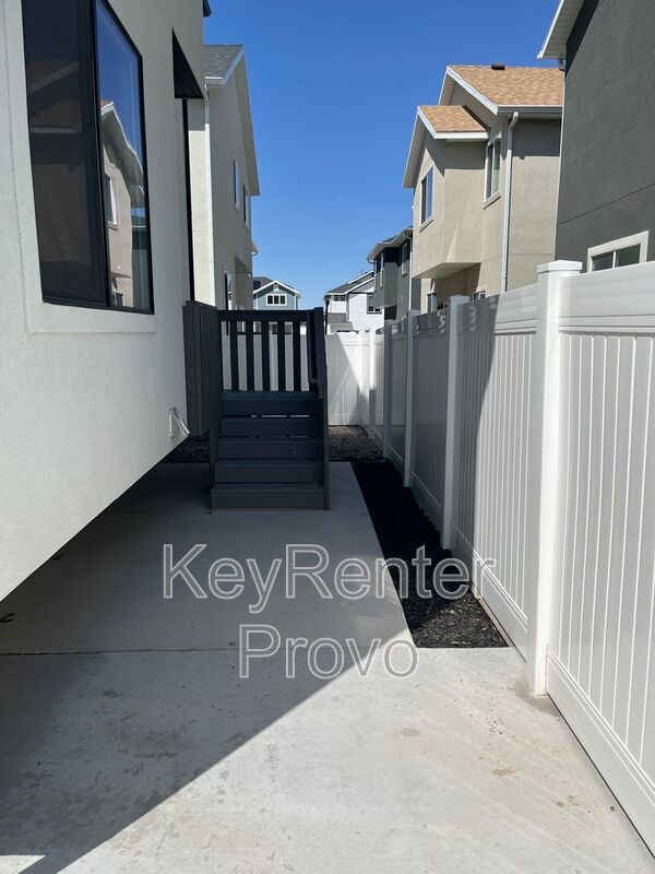Building Photo - 4724 E Lk Cor Dr