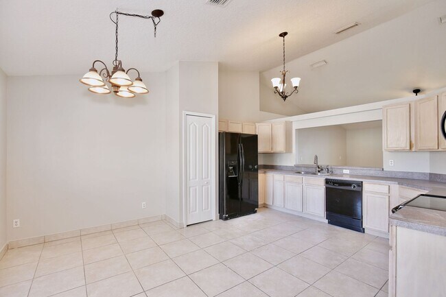 Building Photo - Spacious 3/2 with 2-Car Garage Home in Louisa Pointe Community - Clermont!