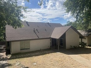 Building Photo - 2021 Wildwood Dr