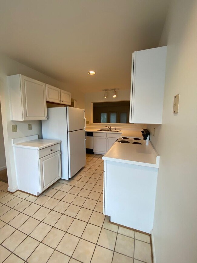 Building Photo - 2-Bedroom in River Run