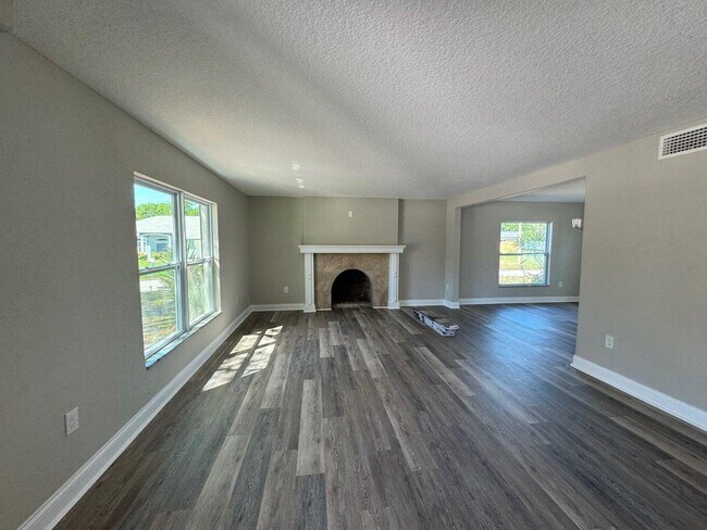 Building Photo - 3236 Forest Hill Dr