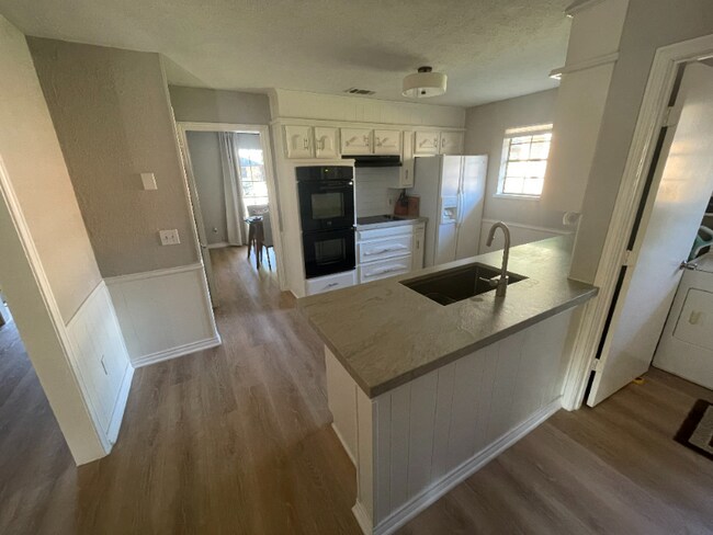 Building Photo - 1111 Lopo Cir