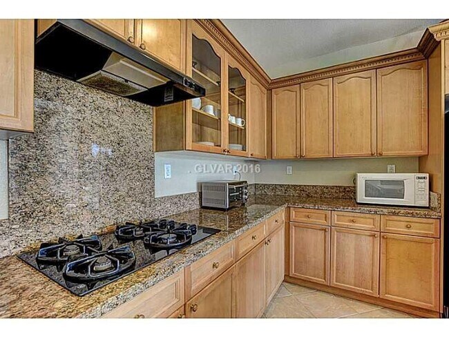 Foto del edificio - Stunning & Spacious Home with Park Views and Pool!