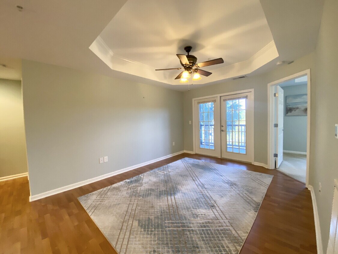 Foto principal - Two Bedroom Spacious Condo Near Everything...