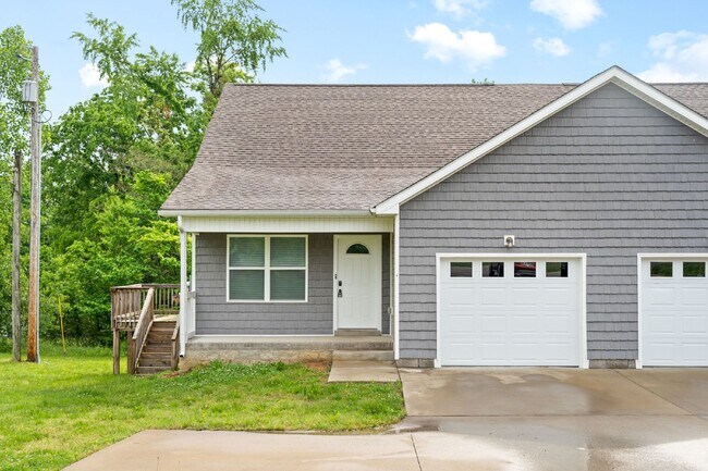 Foto del edificio - END UNIT! Close to Ft Campbell and convenient shopping and restaurants!