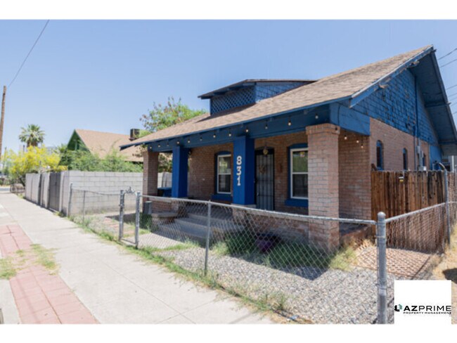 Building Photo - Radiating Warmth And Contemporary Charm, This Beautifully Remodeled 2/1 Home Offers Modern Comfort I