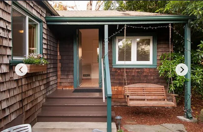 Entry - 2423 Roosevelt Ave