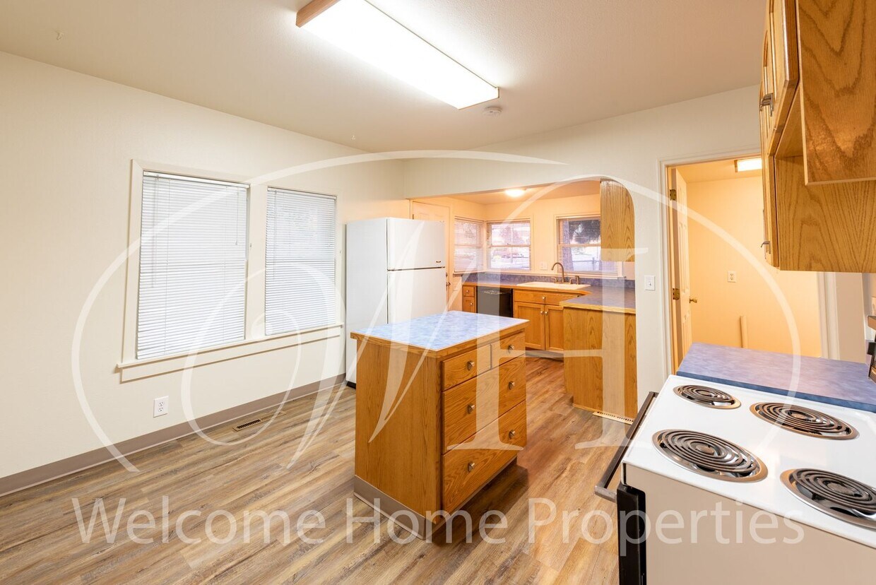 Primary Photo - Cozy 3 Bedroom Home With Newer Flooring & ...