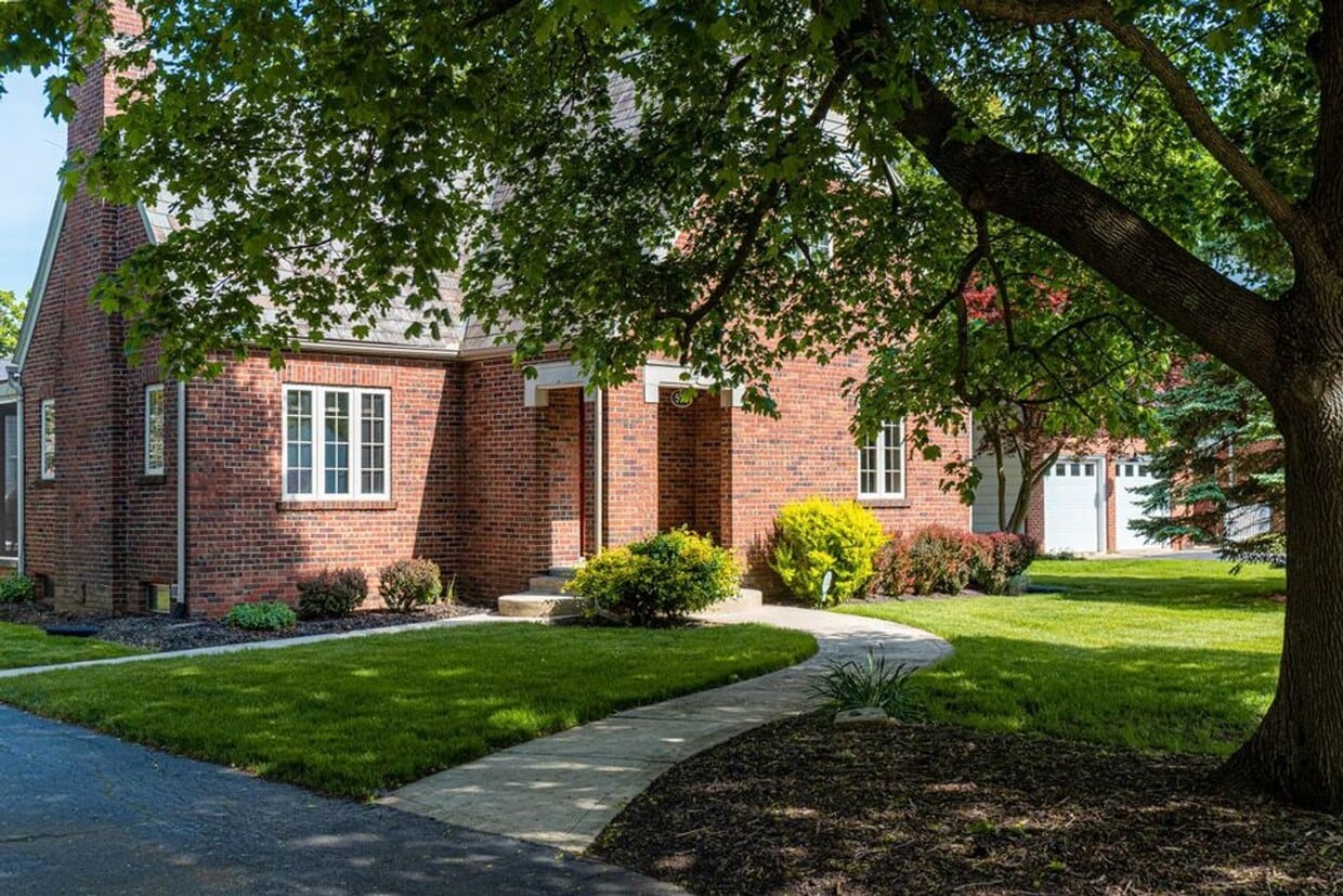 Foto principal - Large 4 bedroom Home for Rent
