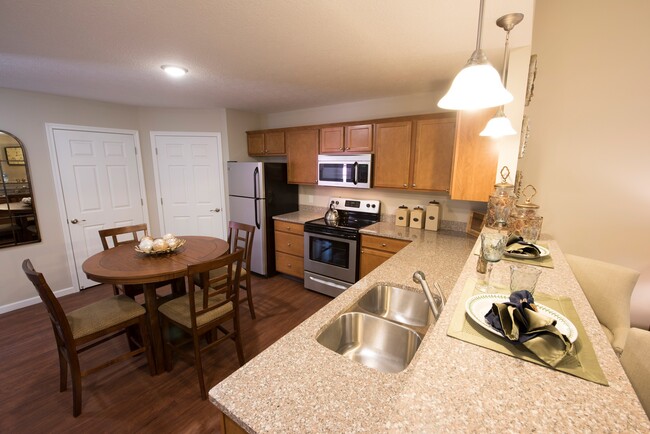 Spacious Kitchens with Breakfast Bar and Room for a Table - Redwood Lake Orion