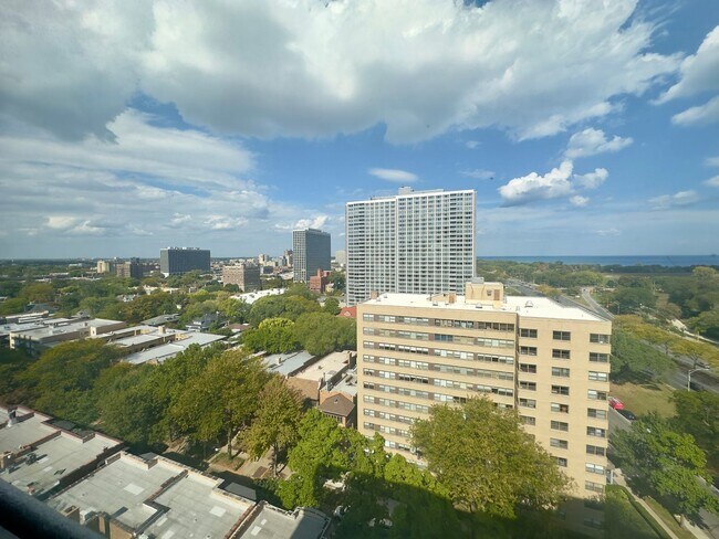 Foto del edificio - 4180 N Marine Dr