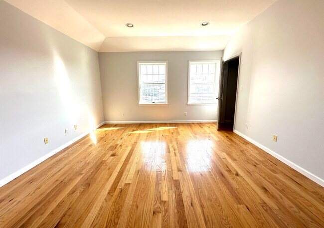 Foto del edificio - 153 Hobart Ave
