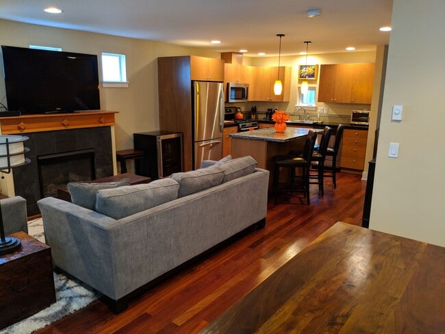 Building Photo - Ballard Townhouse