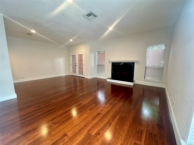 Foto del edificio - 2486 Bering Dr