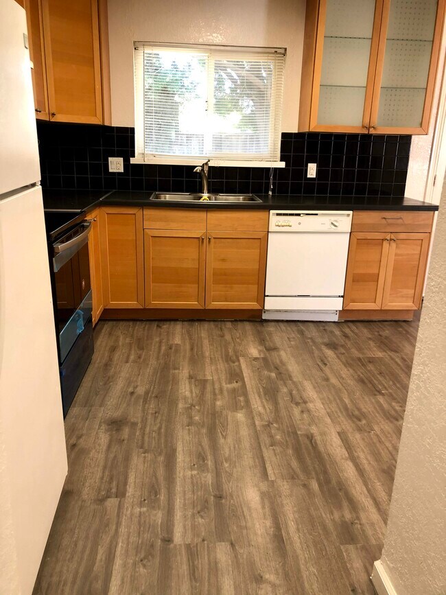 Kitchen - 40183 Blanchard St