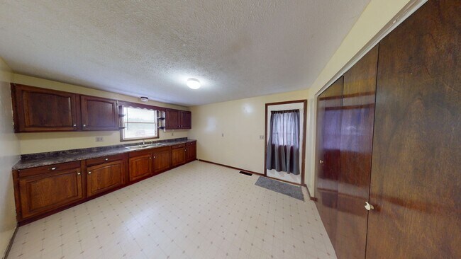 Building Photo - 3 bedroom Madison ranch w/garage