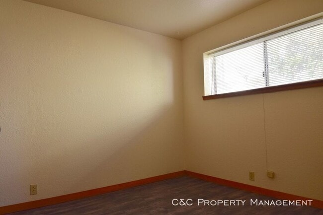 Building Photo - 572 Belden St