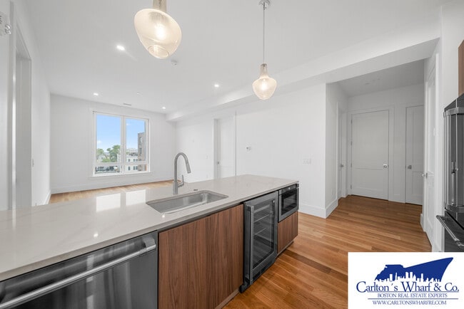 Building Photo - 218 Old Colony Ave