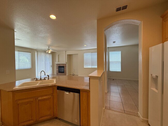 Building Photo - Adorable Home Near Schools & Parks!