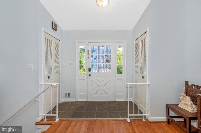 Foto del edificio - 8223 Tuckerman Ln